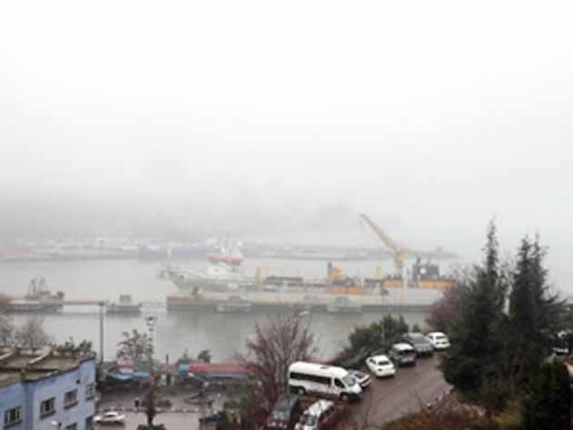 Zonguldaktaki Sis Gemileri Limana Demirletti