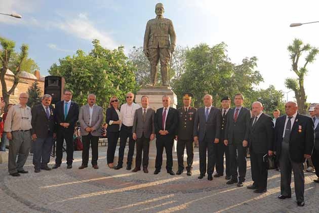 Çanakkale Şehidi YUSUF KENANın Heykeli Dikildi.