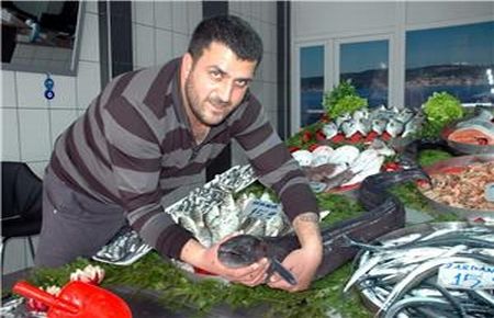 1,5 metrelik balık ortalığı karıştırdı