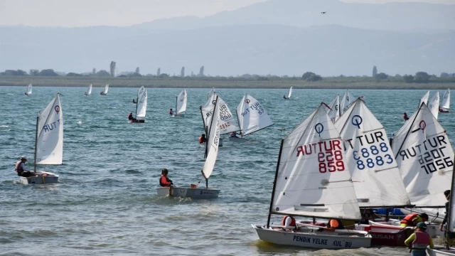 Bursa İznik Gölü’nde heyecan dolu yarış