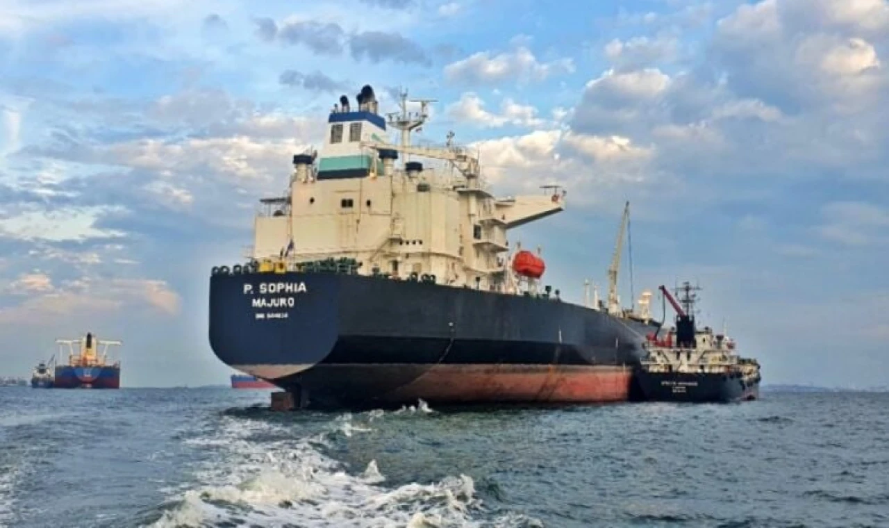 Eski Tankerini Elinde Tutuyor