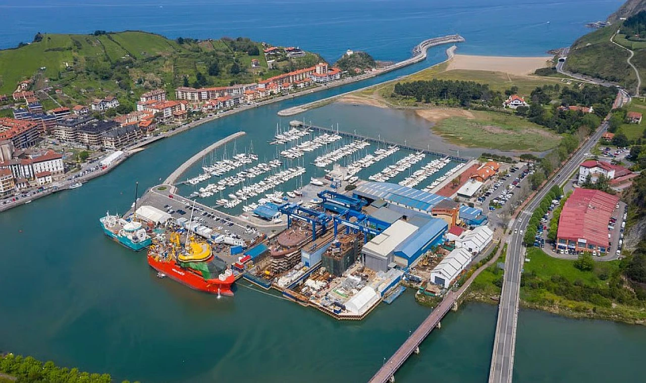 Balenciaga'yı Satın Aldı