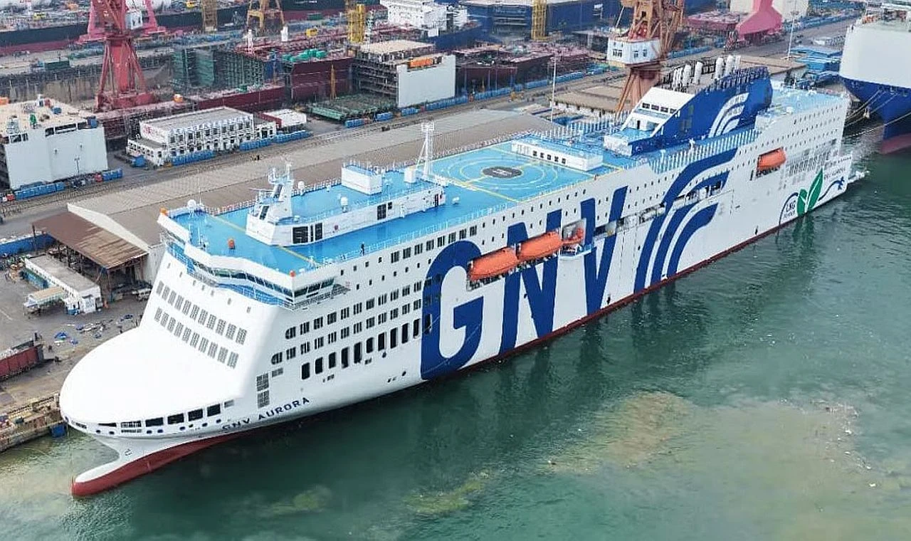 "GNV Aurora"yı Teslim Etti