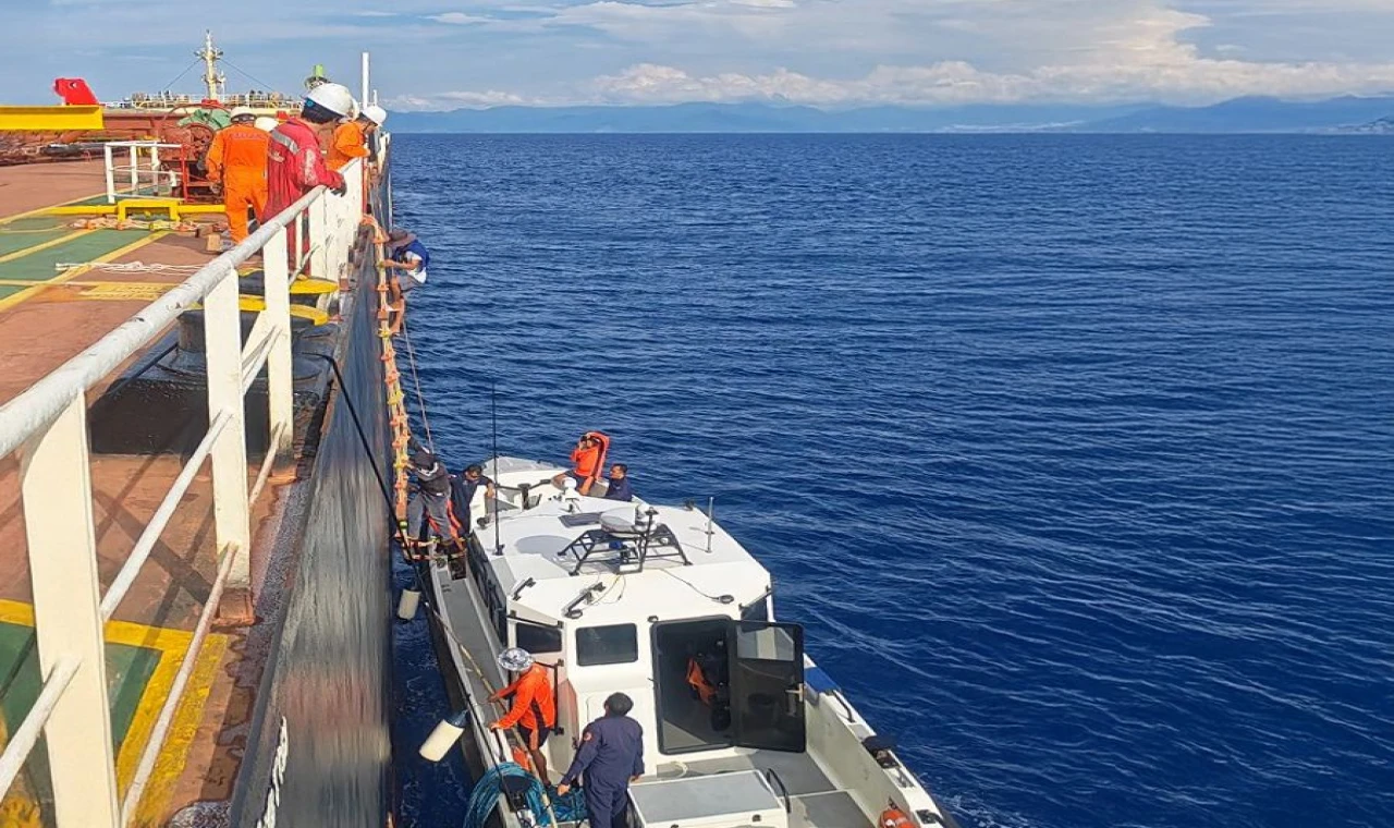 iki Filipinli Balıkçıyı Kurtardı
