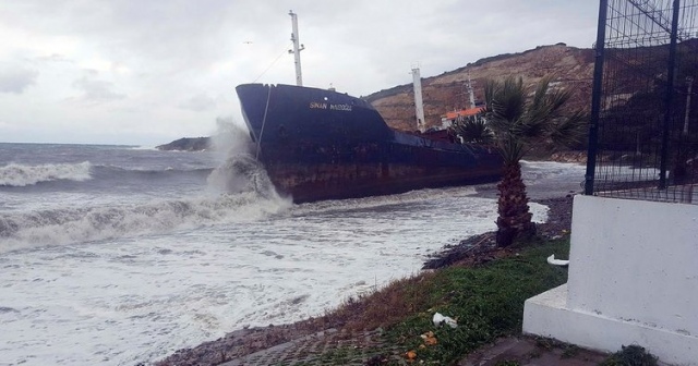 Yük gemisi fırtına nedeniyle karaya oturdu