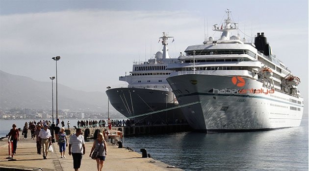 Alanya Limanı'na Aynı Anda 2 Lüks Gemi Yanaştı