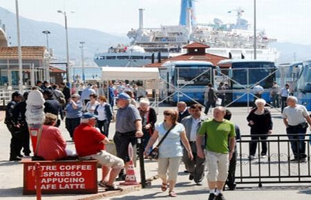 Alanya'ya sezonun ilk gemisi geldi
