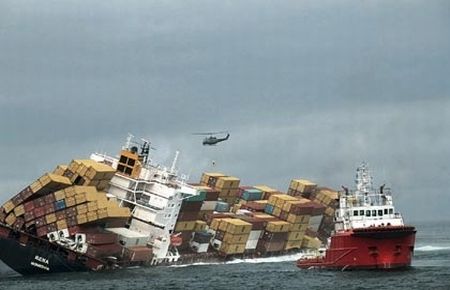 Çin'de Konteyner Gemisi Battı