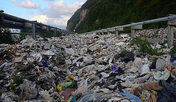 Binlerce ton çöp Ege Denizine döküldü