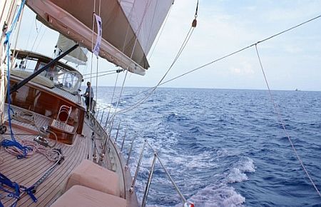 Kaçak teknelerle deniz eğitimi veriyorlar