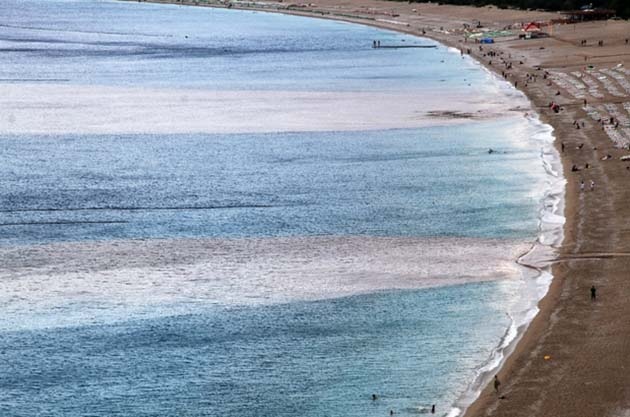 Sağanak Yağış Ölüdeniz'in Rengini Değiştirdi