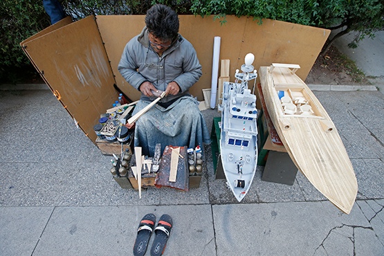 Boya Sandığı Başında 'Maket Tekne' Yapıyor
