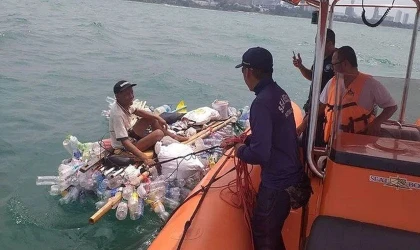 Pet şişelerden bot yapan adam denizde mahsur kaldı