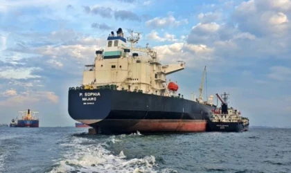 Eski Tankerini Elinde Tutuyor