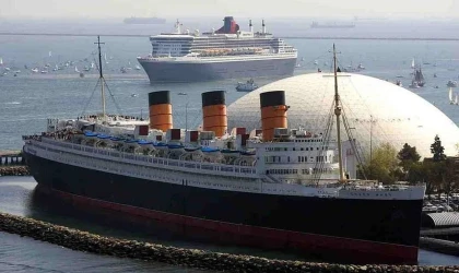 RMS Queen Mary'nin Yanına Demirledi