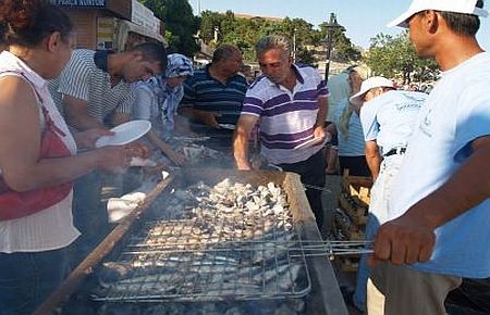 2 Saatte 3 Ton Sardalya Tüketildi