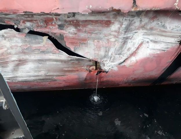 İskeleye Çarpan Gemi Körfeze Yakıt Sızdırdı