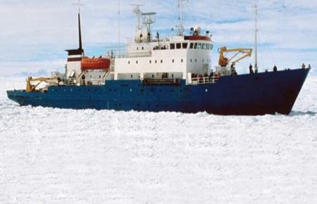 55 yolcusuyla buzda mahsur kaldı