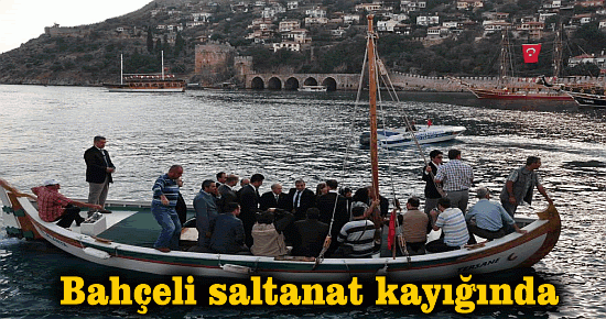 Bahçeli saltanat kayığında