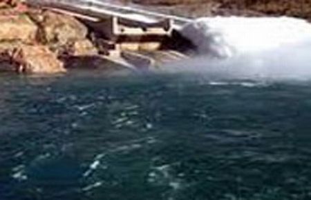 Baraj gölünde işçileri taşıyan bot battı