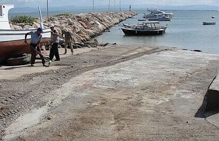 Biga'da balıkçılara çekek yeri oluşturuldu