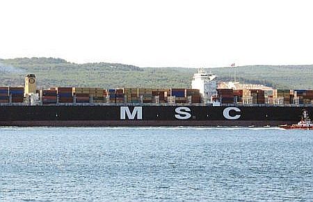 Boğazı kapatan dev gemi