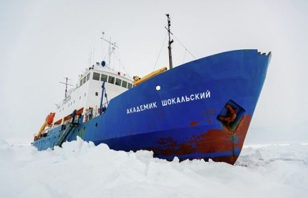 Buz kıran gemisi, buz esaretinden kurtuldu!