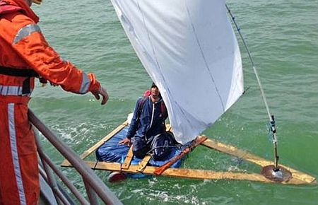 Yatakla Manş'ı geçmeye çalışıyordu