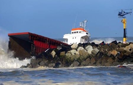 Dalgakırana çarpıp ikiye ayrıldı