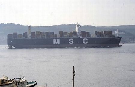 Dev konteyner gemisi Boğaz'dan geçti 