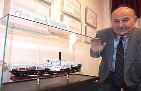 Doğduğu Dönemin Maket Gemilerini Yapıyor