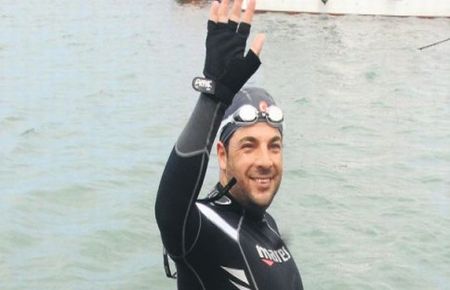 ''Dostluk'' için yüzmek istiyor