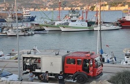 Foça Balıkçı Barınağında Yangın!