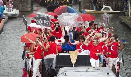 Gay festivalinde Türk teknesi ne arıyor?