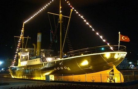 Gazi Alemdar Müze Gemisi'ne Ziyaretçi Akını