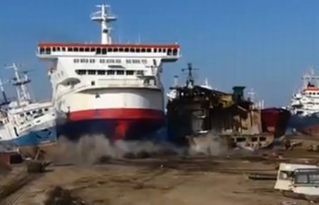 Gemi karaya çıktı! 