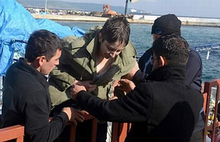 Genç kız feribottan düştü