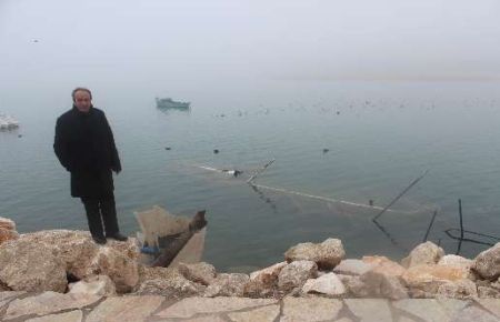 Göl kıyısından enkazlarının kaldırılması isteniyor