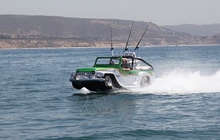 Hem karada hem denizde gidiyor