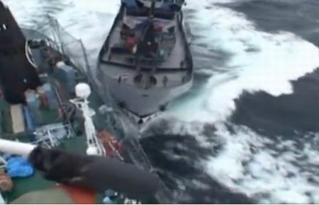 Japon gemisi çevrecilerle kafa kafaya