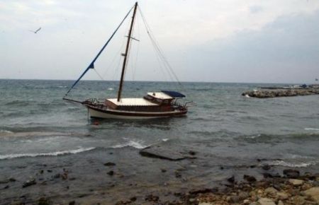 Kaçak Sigara Yüklü Tekne Karaya Oturdu 