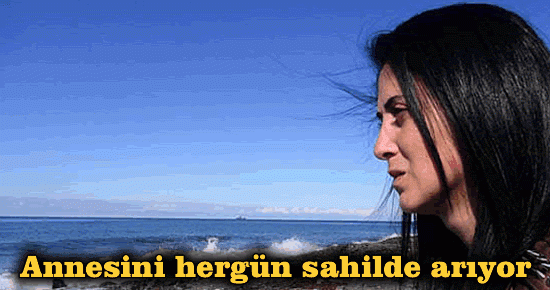 Annesini bekliyor