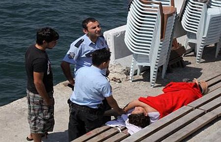 Kız Kulesi'ni Seyrederken Denize Düştü!