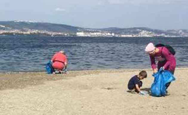 '' Bir Çöp Poşeti Kap Gel '' Kampanyasıyla Gölcük Sahili Temizlendi