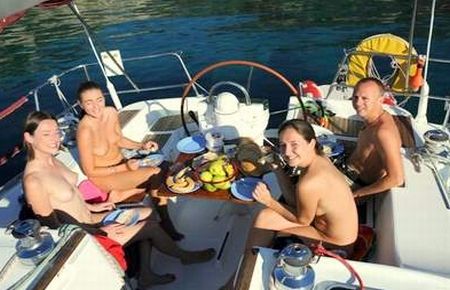 Komşu'dan krize çare çıplaklara mavi yolculuk!