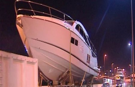 Lüks Yatlar Elektrik Tellerine Takıldı