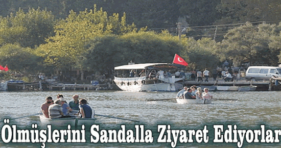 Ölmüşlerini Sandalla Ziyaret Ediyorlar