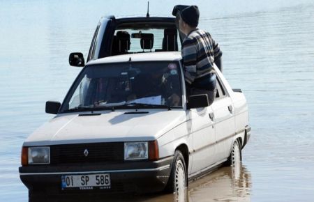Otomobille gezinti, gölde mahsur bıraktı