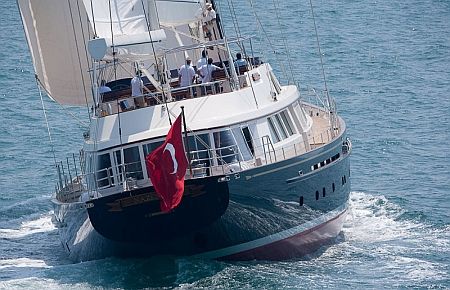 Rahmi Koç'a bayrak kandırmacası yakışmadı!