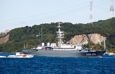 Rus istihbarat gemisi İstanbul Boğazı'ndan geçti
